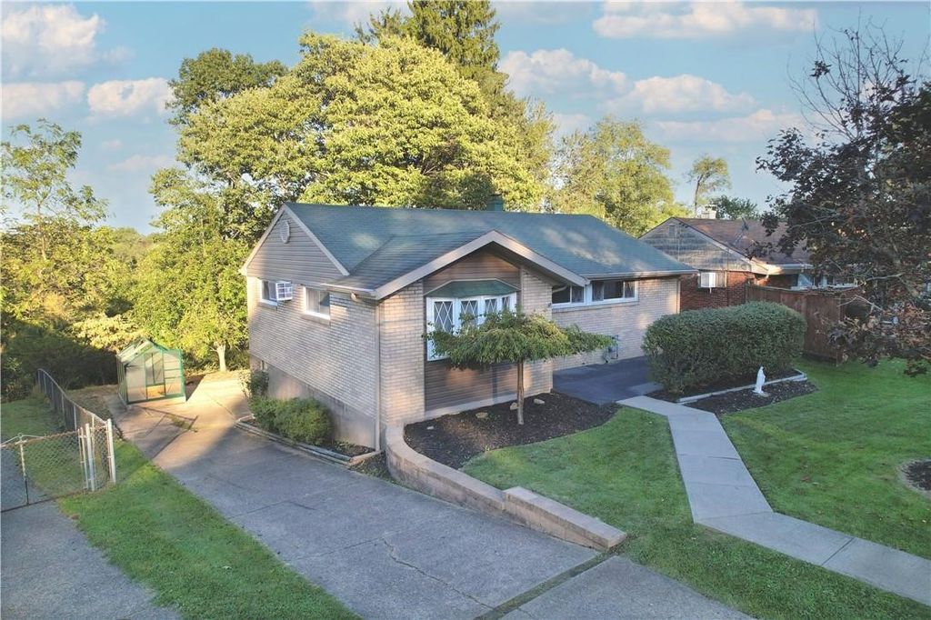 140 Windsor Dr, Penn Hills, PA 15235