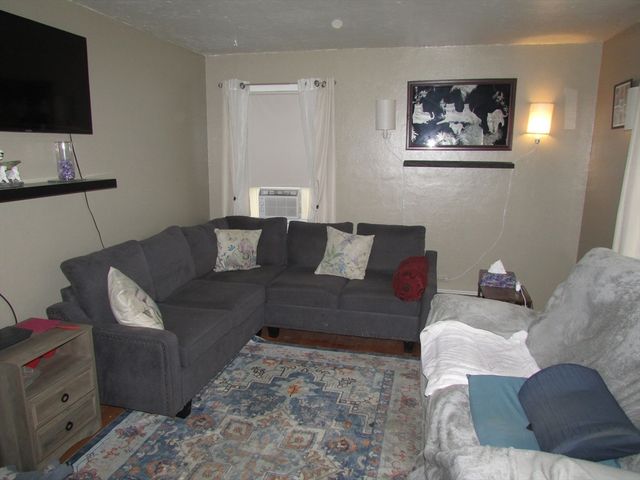 10 Bartlett St, South Hadley, MA 01075