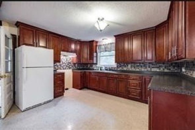 10 Bartlett St, South Hadley, MA 01075