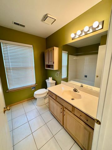 319 Deer Glen Way 2C, Bloomingdale, IL 60108