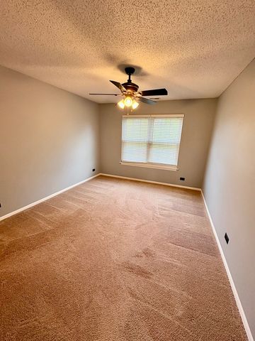 319 Deer Glen Way 2C, Bloomingdale, IL 60108