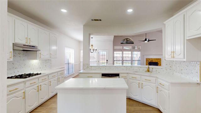 907 Greenfield Court, Kennedale, TX 76060