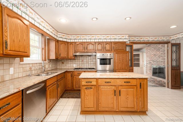 274 Hillcrest Avenue, Grosse Pointe Farms, MI 48236