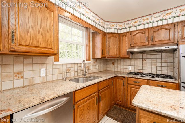 274 Hillcrest Avenue, Grosse Pointe Farms, MI 48236