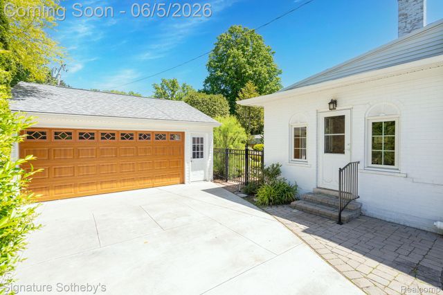 274 Hillcrest Avenue, Grosse Pointe Farms, MI 48236