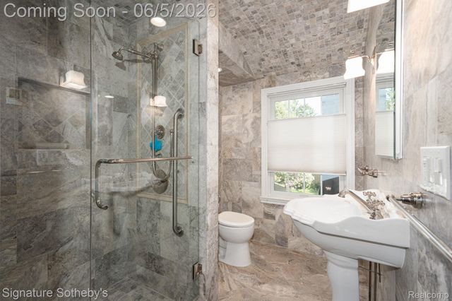 274 Hillcrest Avenue, Grosse Pointe Farms, MI 48236