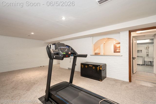 274 Hillcrest Avenue, Grosse Pointe Farms, MI 48236