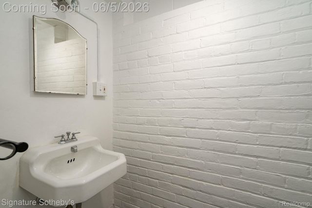 274 Hillcrest Avenue, Grosse Pointe Farms, MI 48236