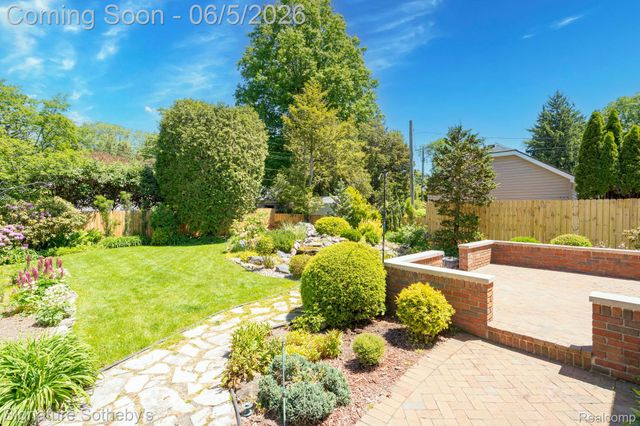 274 Hillcrest Avenue, Grosse Pointe Farms, MI 48236