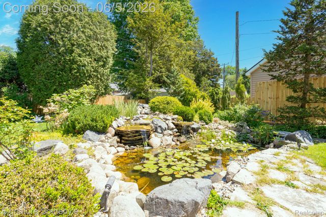 274 Hillcrest Avenue, Grosse Pointe Farms, MI 48236