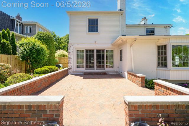 274 Hillcrest Avenue, Grosse Pointe Farms, MI 48236
