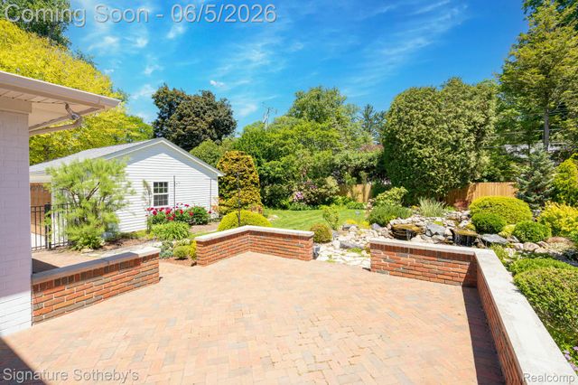 274 Hillcrest Avenue, Grosse Pointe Farms, MI 48236