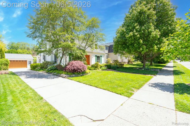 274 Hillcrest Avenue, Grosse Pointe Farms, MI 48236