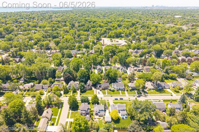 274 Hillcrest Avenue, Grosse Pointe Farms, MI 48236