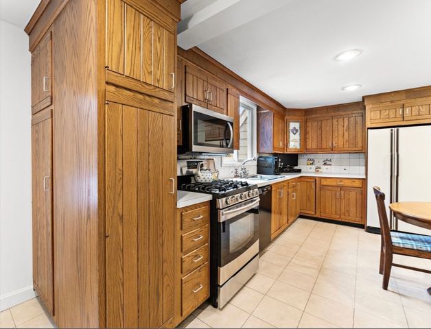 257 Dedham na, Newton, MA 02461