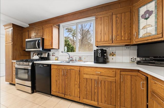 257 Dedham na, Newton, MA 02461