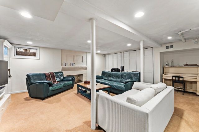 257 Dedham na, Newton, MA 02461