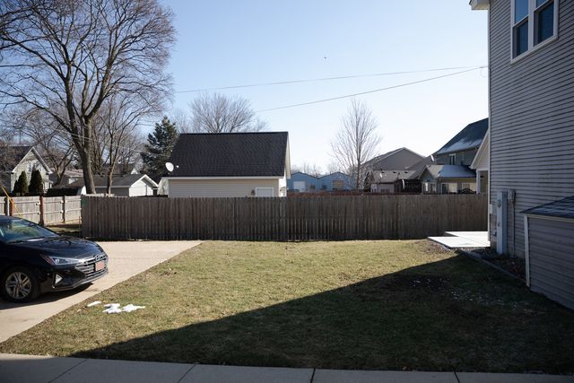 713 Stevens Street 713, Geneva, IL 60134