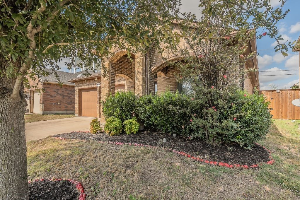 2840 Candace Drive, Grand Prairie, TX 75051 — exterior