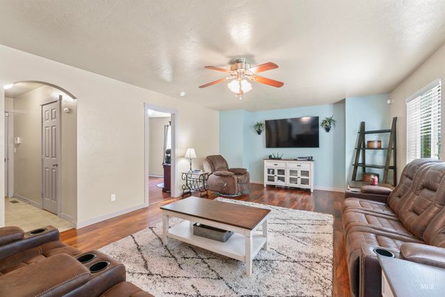 4521 W Quaker Ridge Drive, Meridian, ID 83646