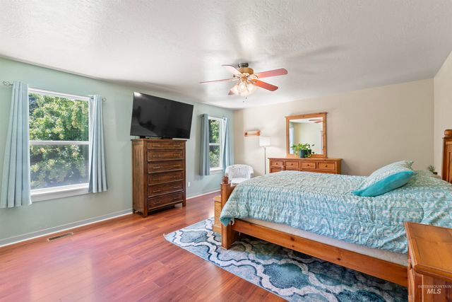 4521 W Quaker Ridge Drive, Meridian, ID 83646