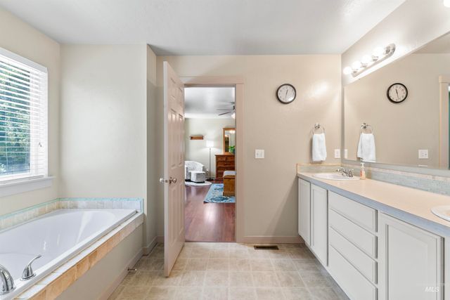 4521 W Quaker Ridge Drive, Meridian, ID 83646