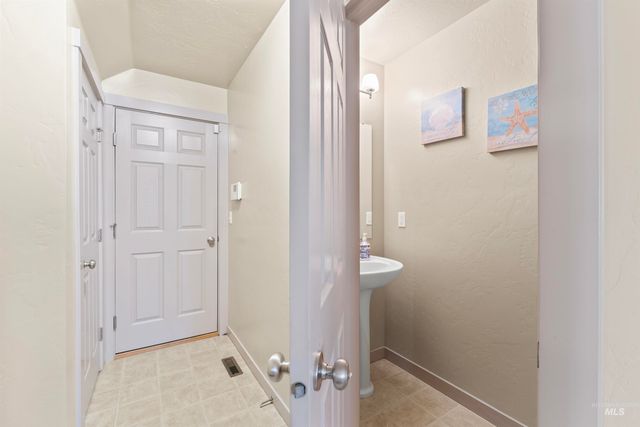 4521 W Quaker Ridge Drive, Meridian, ID 83646