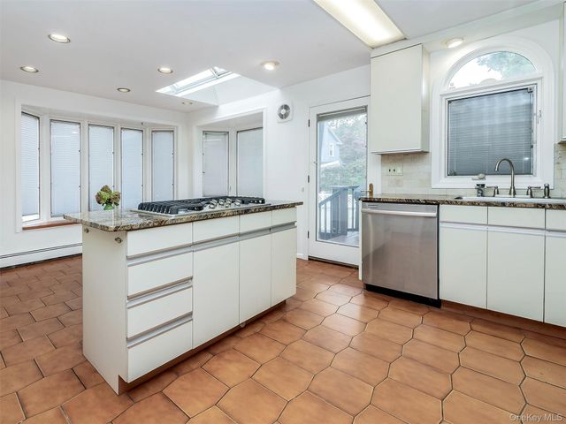 24 Downing Avenue, Sea Cliff, NY 11579