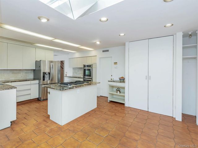 24 Downing Avenue, Sea Cliff, NY 11579