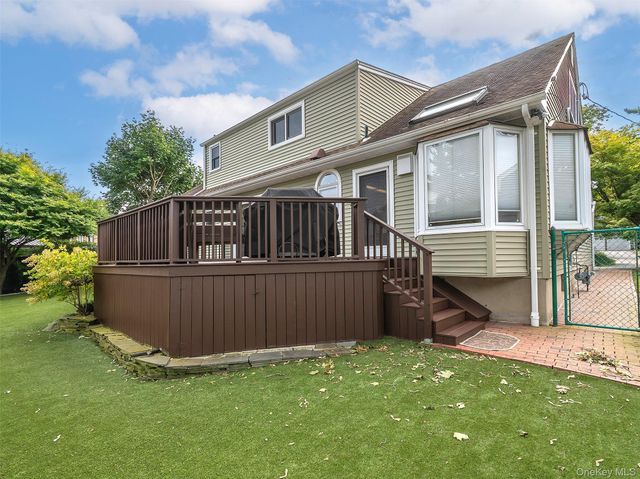 24 Downing Avenue, Sea Cliff, NY 11579