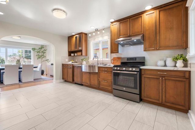 977 Regal Rd, Berkeley, CA 94708