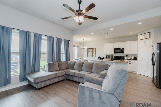 1875 Pineglen Dr, St Gabriel, LA 70776