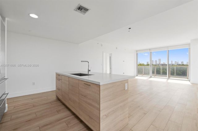 16385 Biscayne Boulevard 521, North Miami Beach, FL 33160
