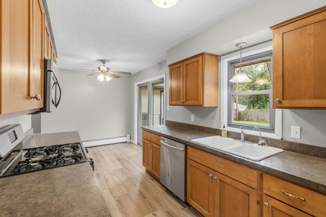 610 Grange Avenue N, Oakdale, MN 55128