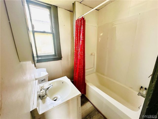 31 Earl Place, Buffalo, NY 14211