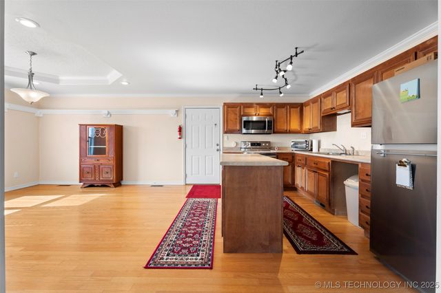 1407 W 9th Street, Grove, OK 74344