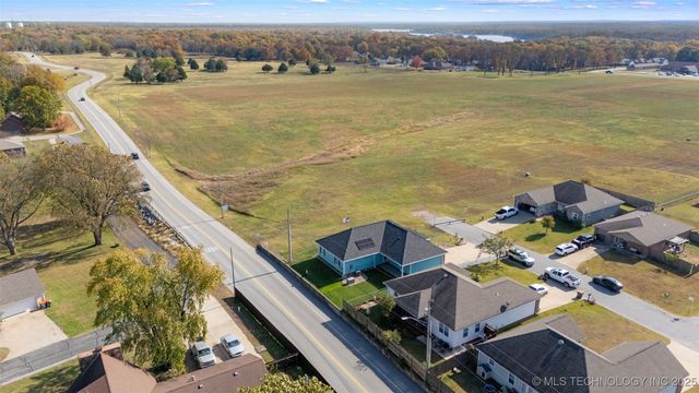 1407 W 9th Street, Grove, OK 74344