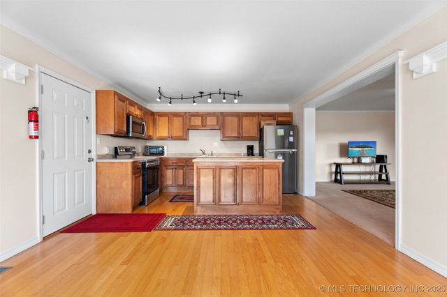 1407 W 9th Street, Grove, OK 74344