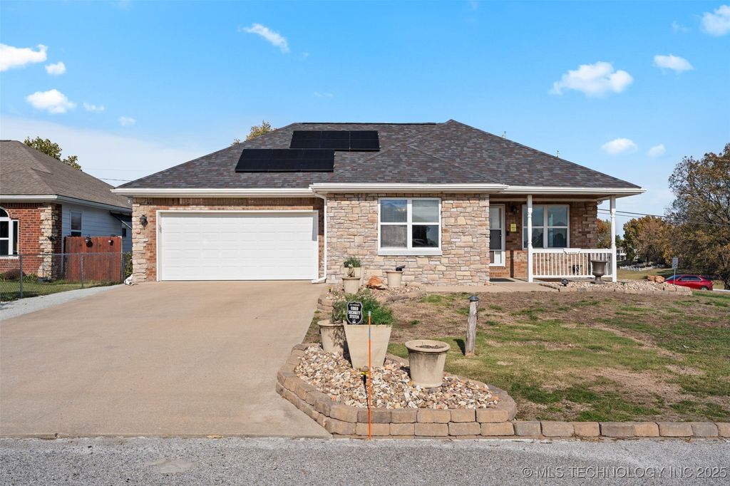1407 W 9th Street, Grove, OK 74344