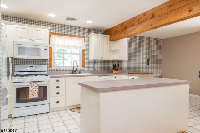 52 Channing Dr, Ringwood Boro, NJ 07456