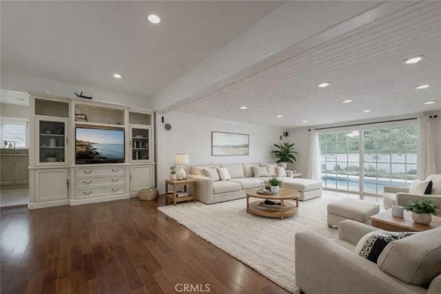 5517 Woodman Ave., Sherman Oaks, CA 91401