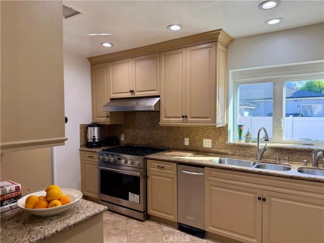 5517 Woodman Ave., Sherman Oaks, CA 91401