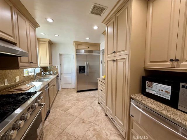 5517 Woodman Ave., Sherman Oaks, CA 91401