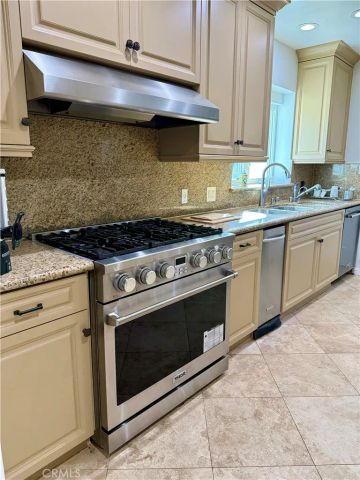 5517 Woodman Ave., Sherman Oaks, CA 91401