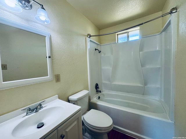 1077 Valley Forge Dr, Schertz, TX 78154