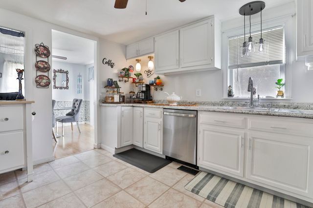 8 Ledgewood Drive, Derry, NH 03038