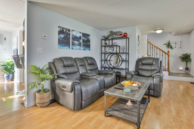 8 Ledgewood Drive, Derry, NH 03038