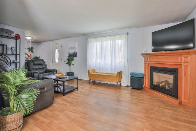 8 Ledgewood Drive, Derry, NH 03038