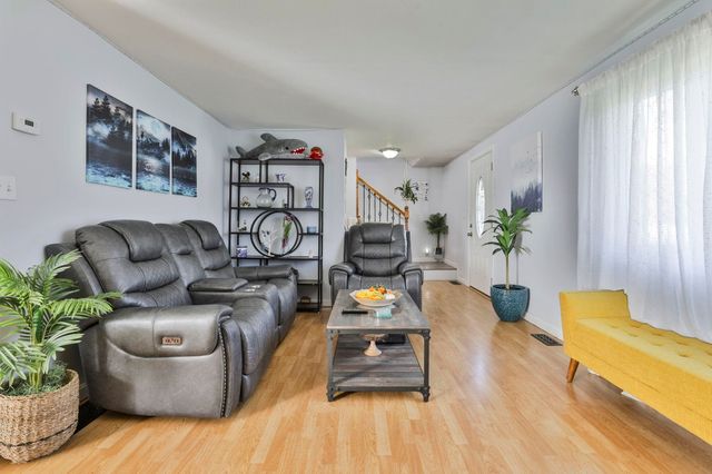 8 Ledgewood Drive, Derry, NH 03038