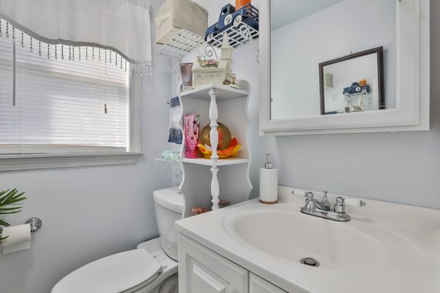 8 Ledgewood Drive, Derry, NH 03038